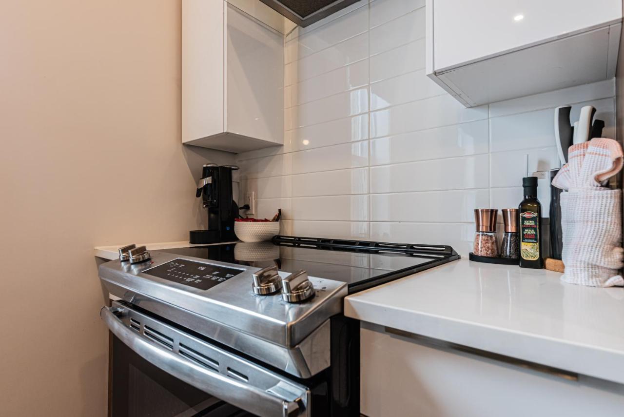 2 Bedroom Luxury In The Mile End By Den Stays Монреаль Экстерьер фото